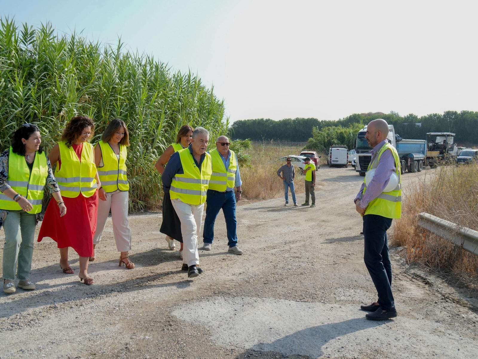 Visita del alcalde, Francisco Bella, junto a varios concejales del equipo de gobierno en las obras del firme de Almonte.