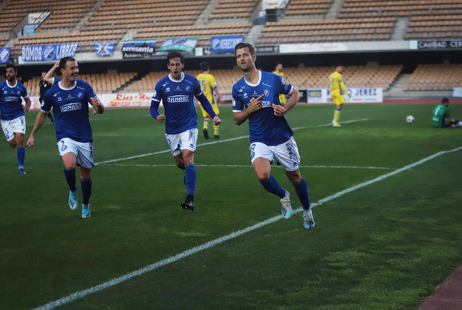 Imágenes del partido entre el Xerez DFC-Conil