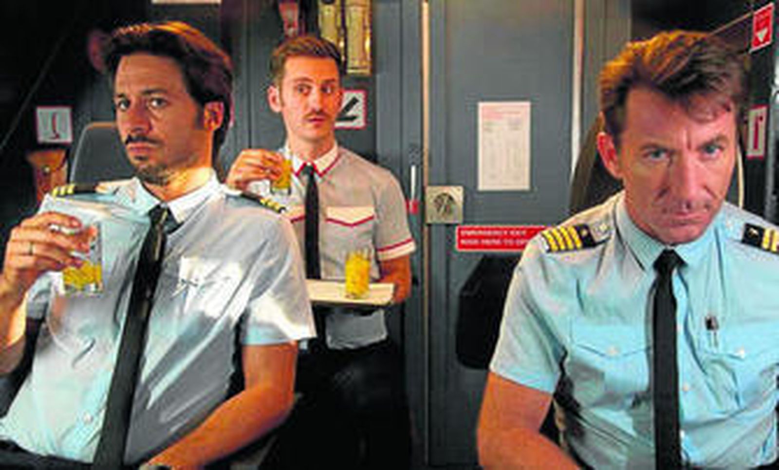 1. Almodóvar, junto a dos de sus azafatos, Javier Cámara y Carlos Areces, obligados a lidiar con un vuelo lleno de turbulencias. 2. Hugo Silva y Antonio de la Torre reciben en la cabina la visita de Raúl Arévalo. 3. Cecilia Roth, que se reencuentra con Almodóvar, encarna a un personaje que el director ha definido como una "chantajista de alto standing". 4. Algunos de los actores con los que el cineasta recupera su espíritu más irreverente, entre ellos Miguel Ángel Silvestre, Lola Dueñas, Willy Toledo, José Luis Torrijo o José María  Yazpik.