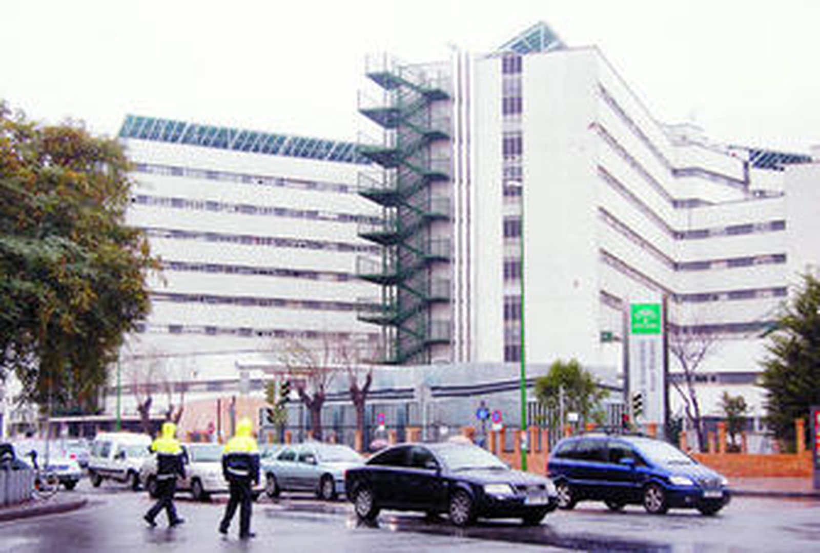 Dos policías locales impiden el acceso de turismos por Doctor Leal Castaño.