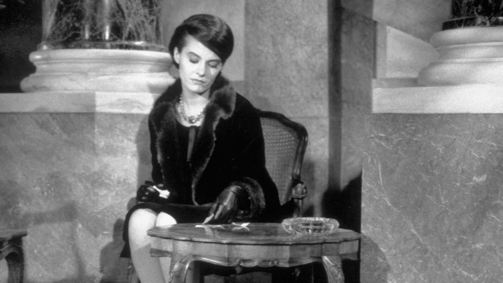 Coco Chanel diseñó las prendas que vistió Delphine Seyrig en el thriller "El año pasado en Marienbad" (1961). La diseñadora sumó cuellos y batines de satén repletos de plumas y abrigos de piel a sus modelos más emblemáticos para dar vida a la protagonista.