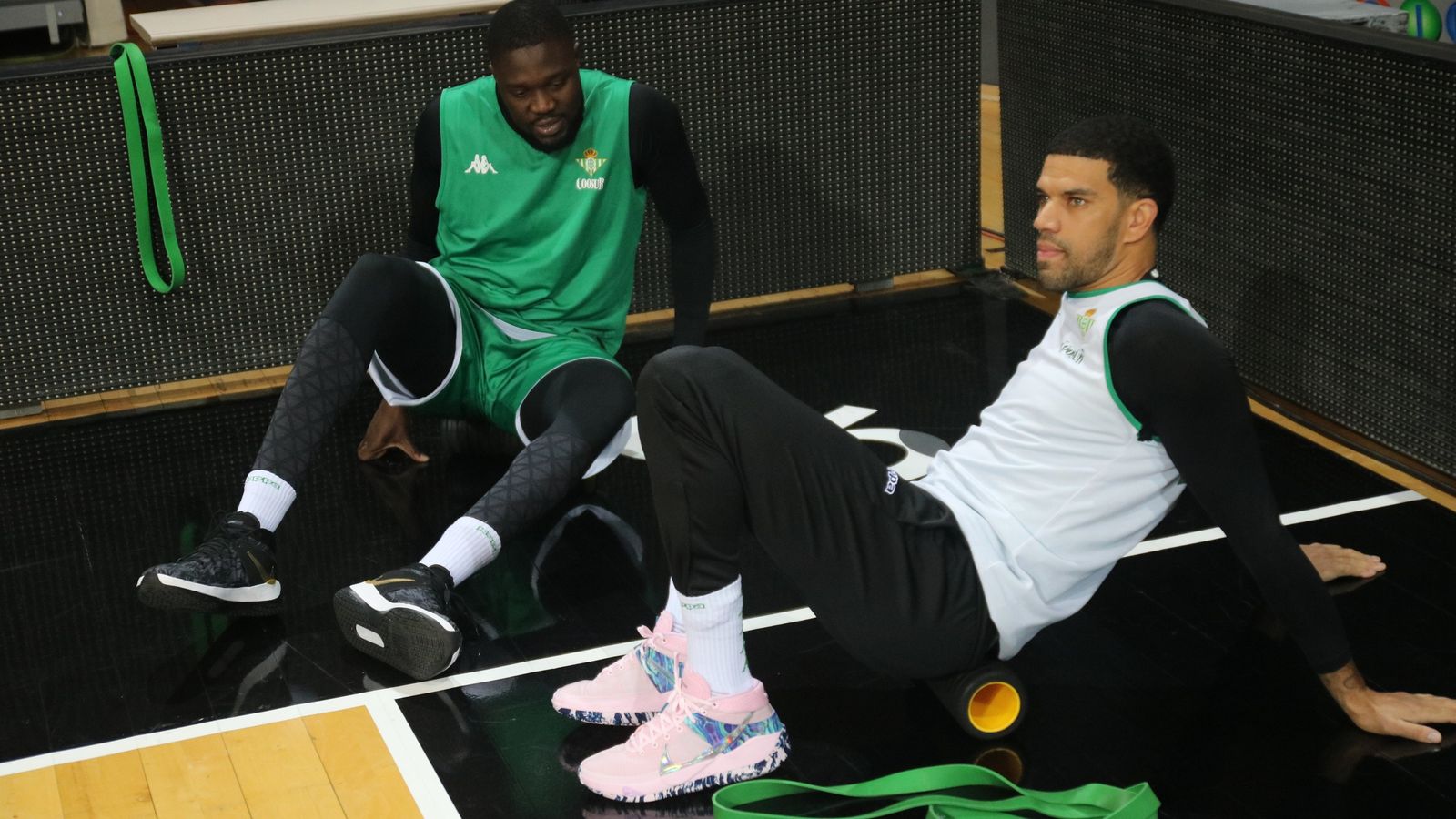 Ndoye y Feldeine calientan en el pabellón de Andorra.