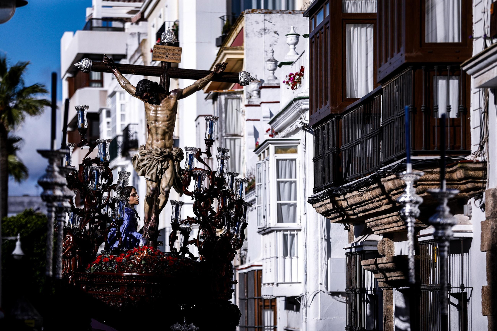 Imágenes de la salida de Desamparados en la Semana Santa de San Fernando 2025