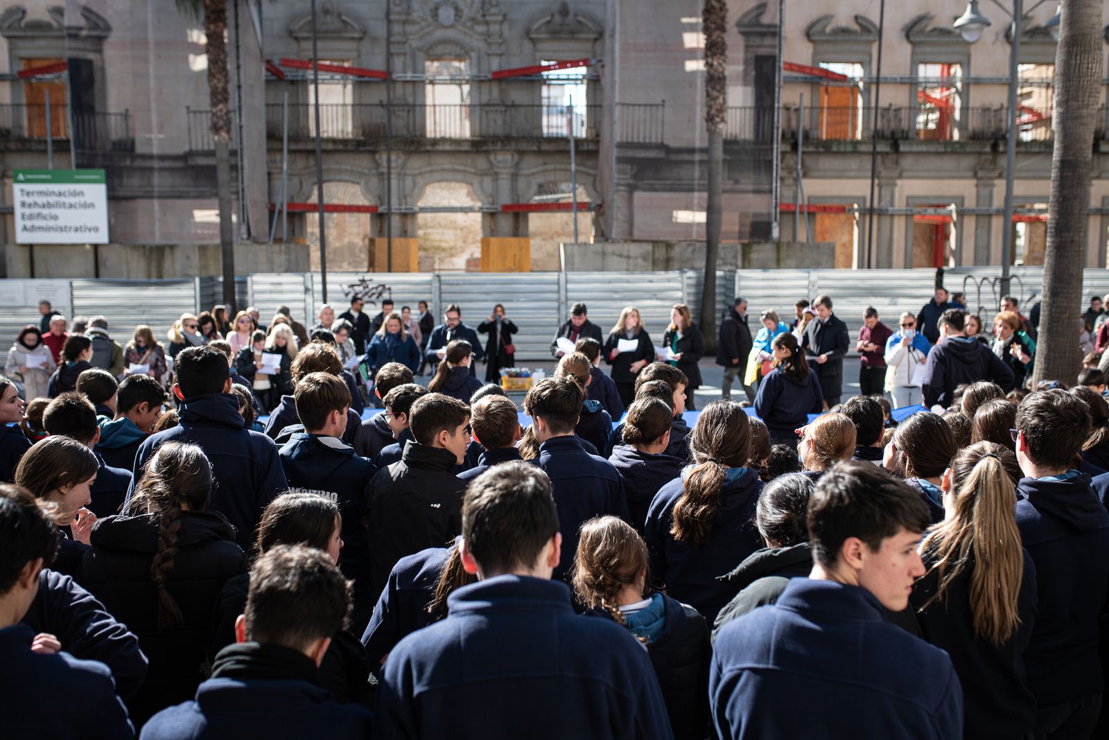 Imágenes de la lectura del manifiesto por la paz de los alumnos del Colegio María Inmaculada