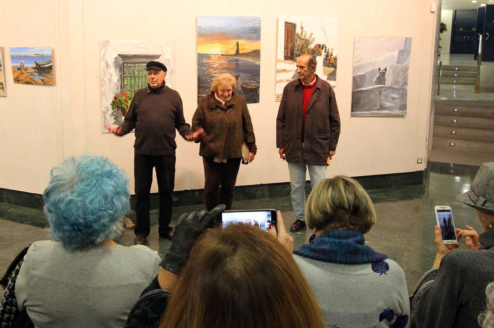 Imágenes de la Inauguración de la exposición del taller de arteterapia de Aramburu en la sala de la Caja Rural del Sur