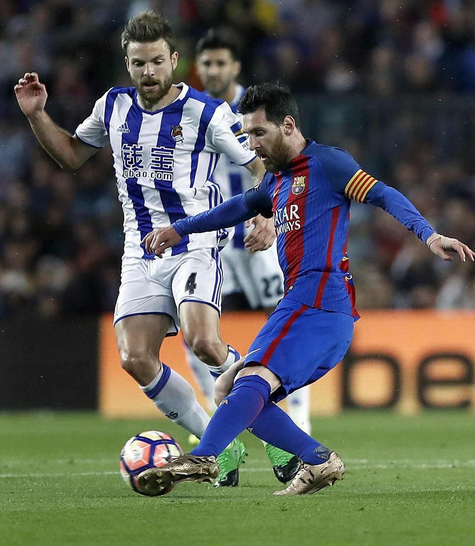 Leo Messi golpea el balón ante el realista Illarramendi.