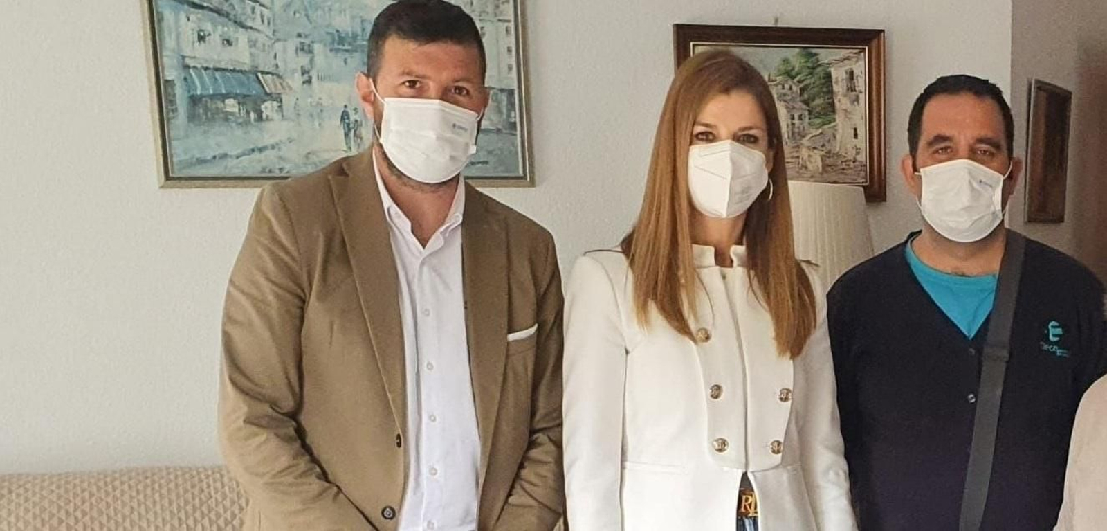 La edil Delia Mira y representantes de Clece.