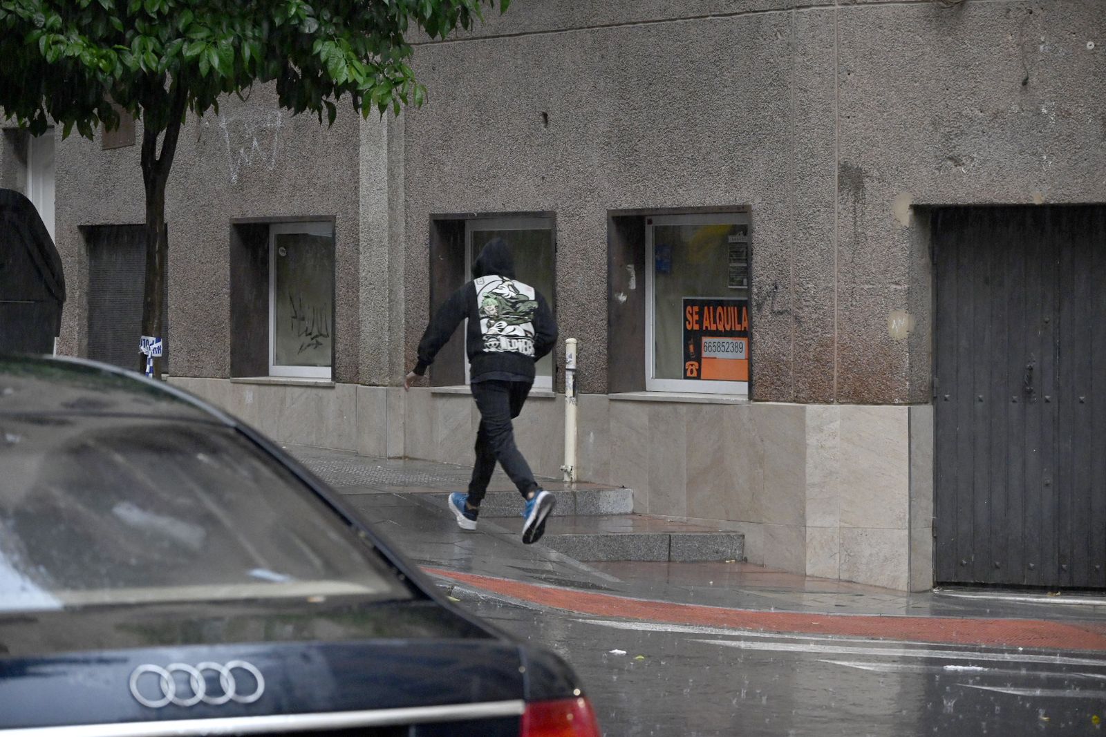 Un lunes de lluvia en Huelva, en imágenes