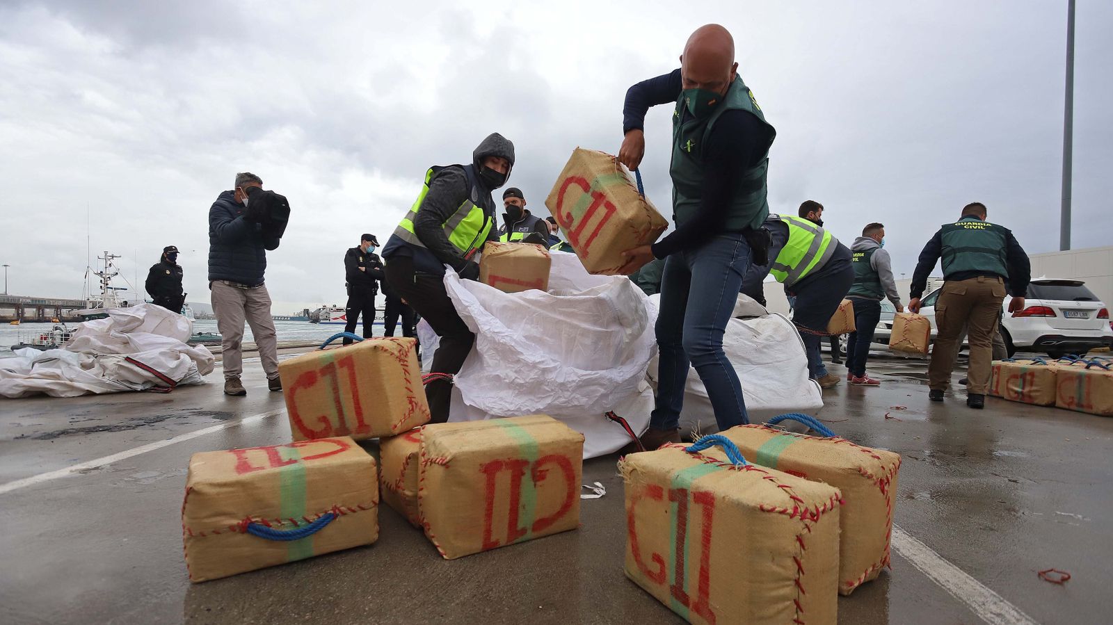 Fotos de la intervención de hachís en el remolcador 'Felsted' en el puerto de Algeciras