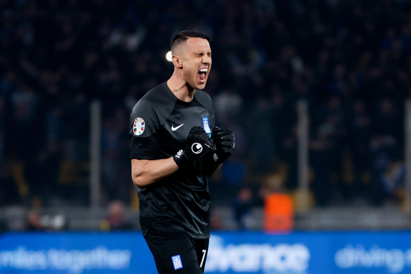 Odysseas Vlachodimos celebra un gol de Grecia en la clasificación a la Eurocopa.