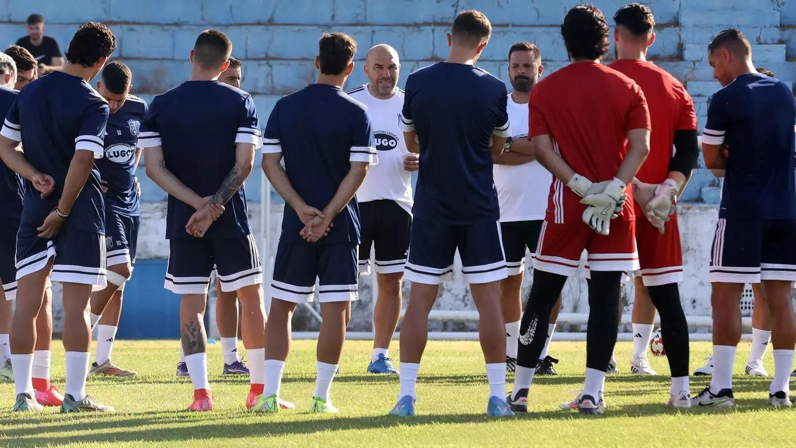 Diego Galiano charla con sus jugadores.