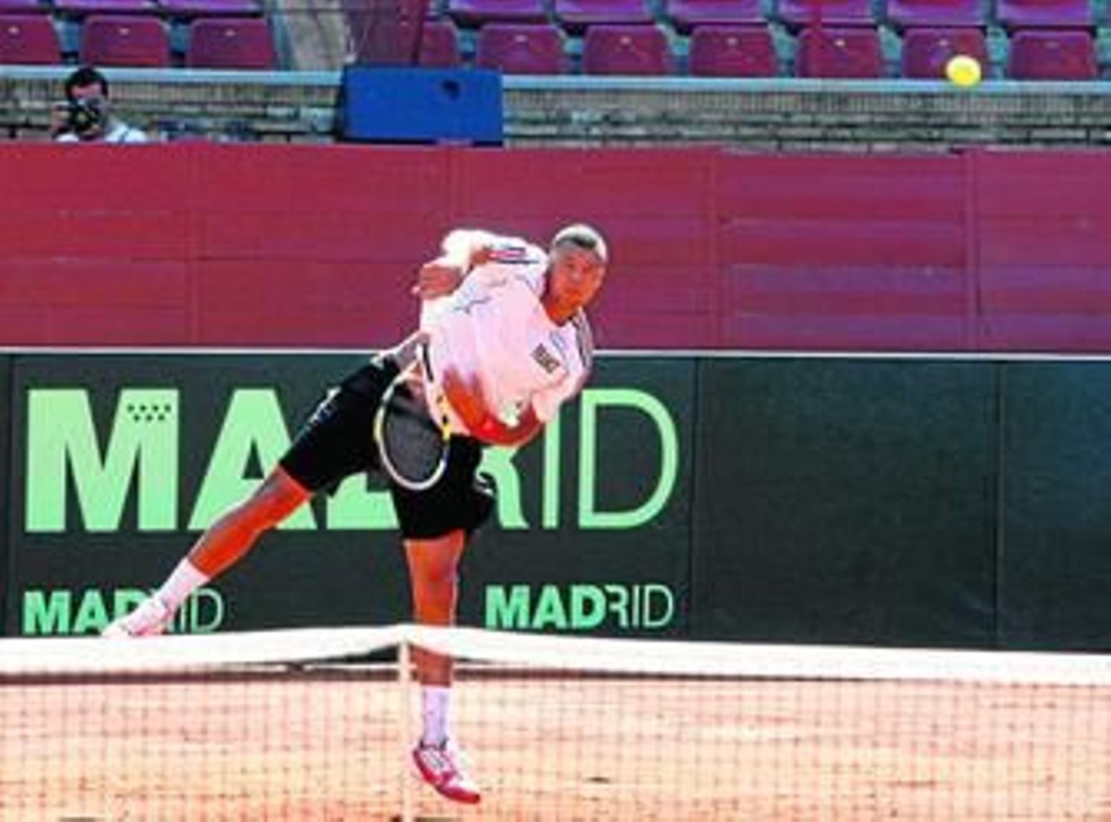 El tenista francés se entrena en la plaza de toros de Córdoba antes de la semifinal con un cartel promocional de Madrid de fondo.