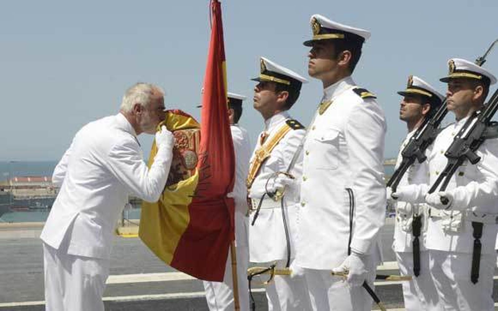 La Flota despide en Rota al Almirante Santiago Bolíbar Piñeiro
