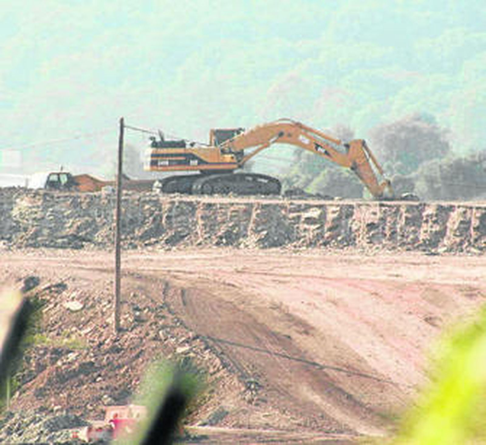 Una excavadora realiza trabajos de desmonte en La Gertrudis, en una imagen de 2007.
