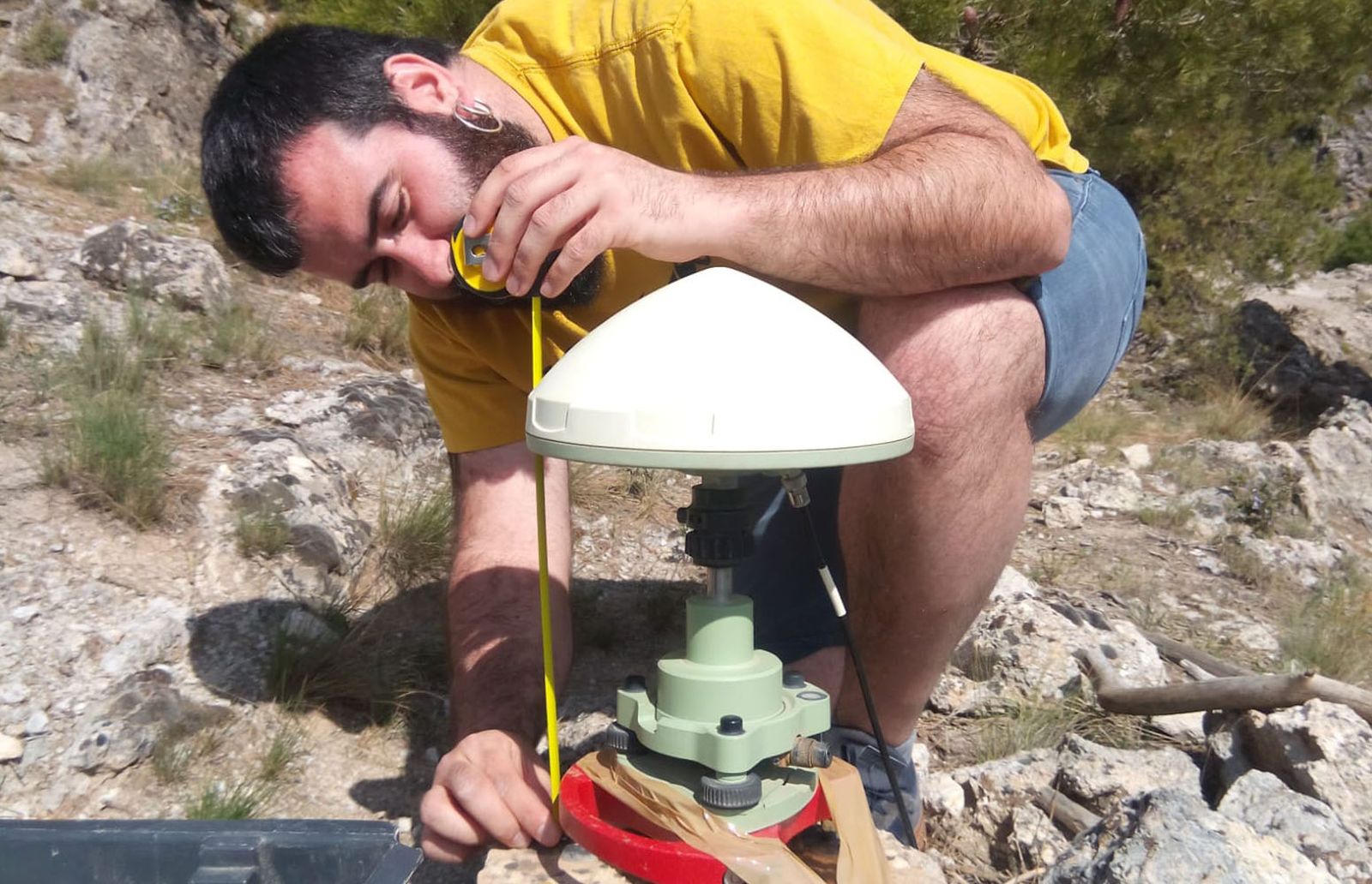 Asier Madarieta, haciendo trabajos de investigación de campo.