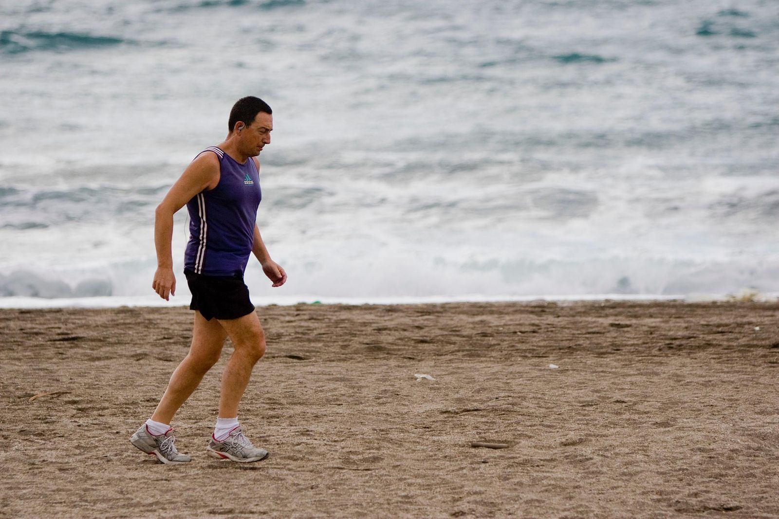 Imagen de un hombre haciendo deporte en la playa.