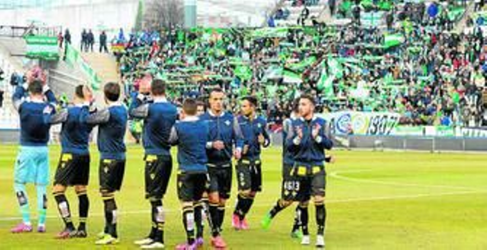 Los once jugadores béticos que saltan a la hierba del Carlos Belmonte saludan al millar y medio de béticos que animaron sin cesar, como siempre.