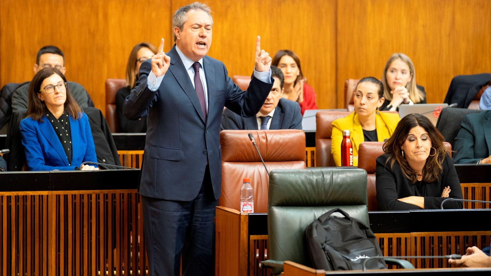 Juan Espadas da la réplica a Juanma Moreno en la última sesión de control.