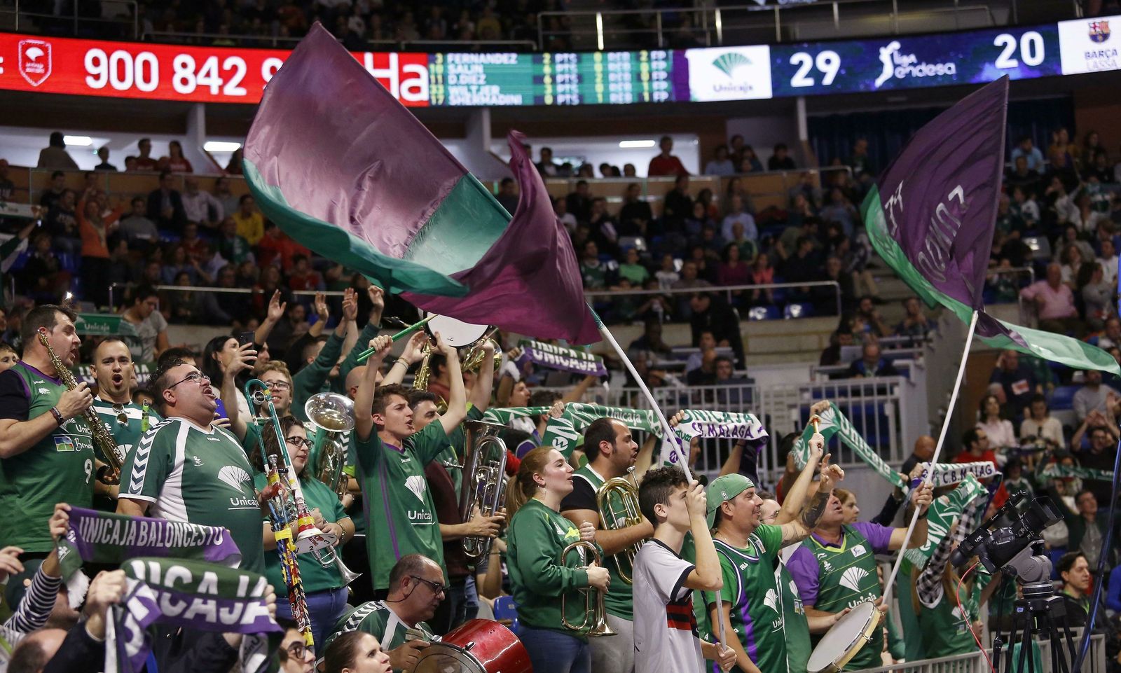 La afición del Unicaja anima.