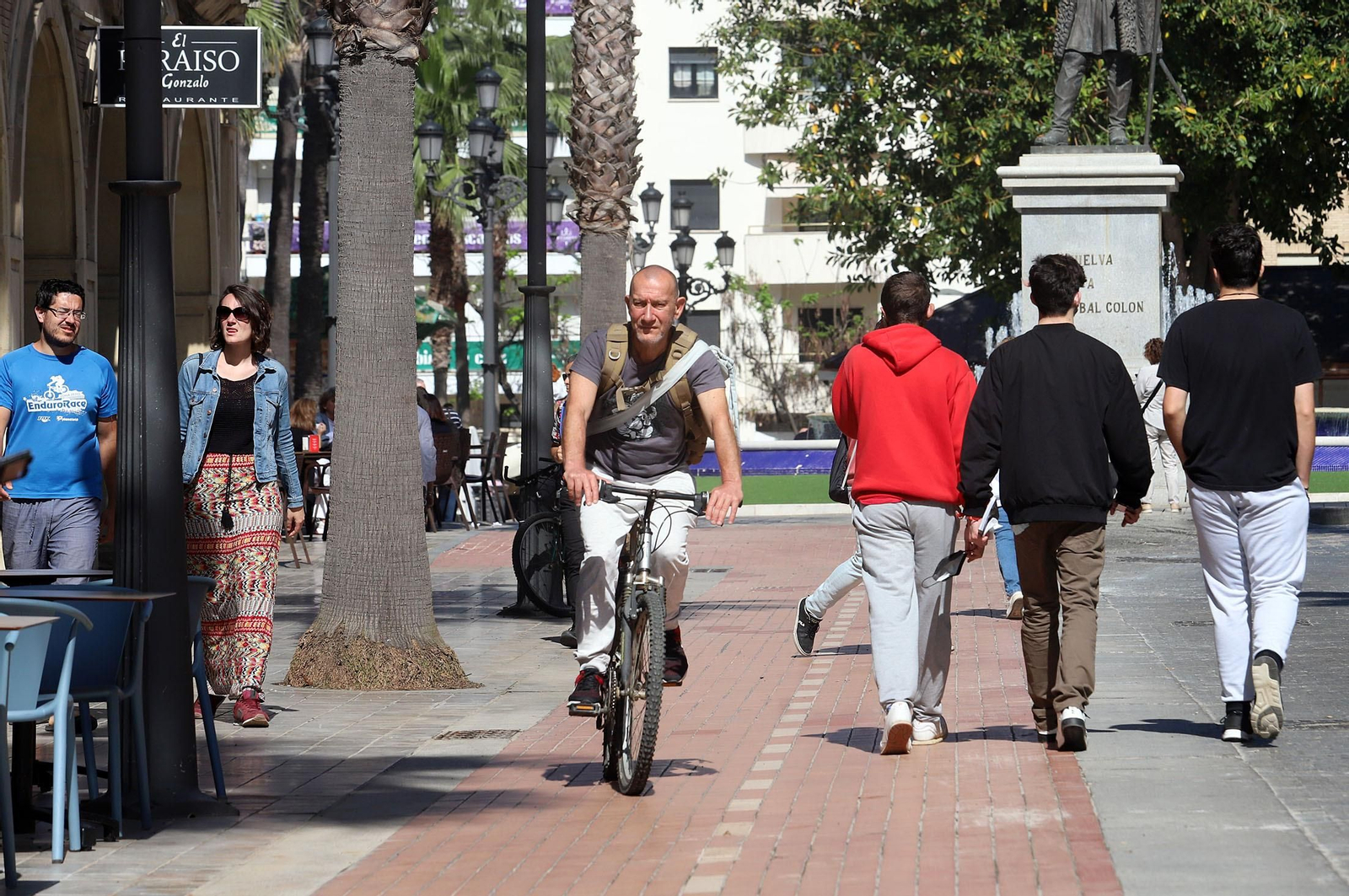 Un ciclista por uno de los ramales construidos en la capital onubense.