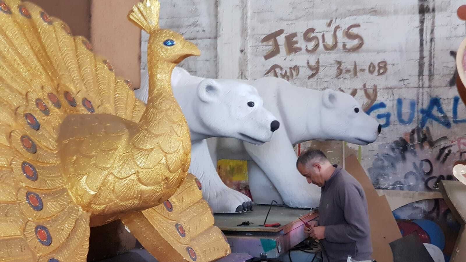 Un trabajador de la empresa Imaginarte Creaciones terminando los detalles de las figuras de la cabalgata.