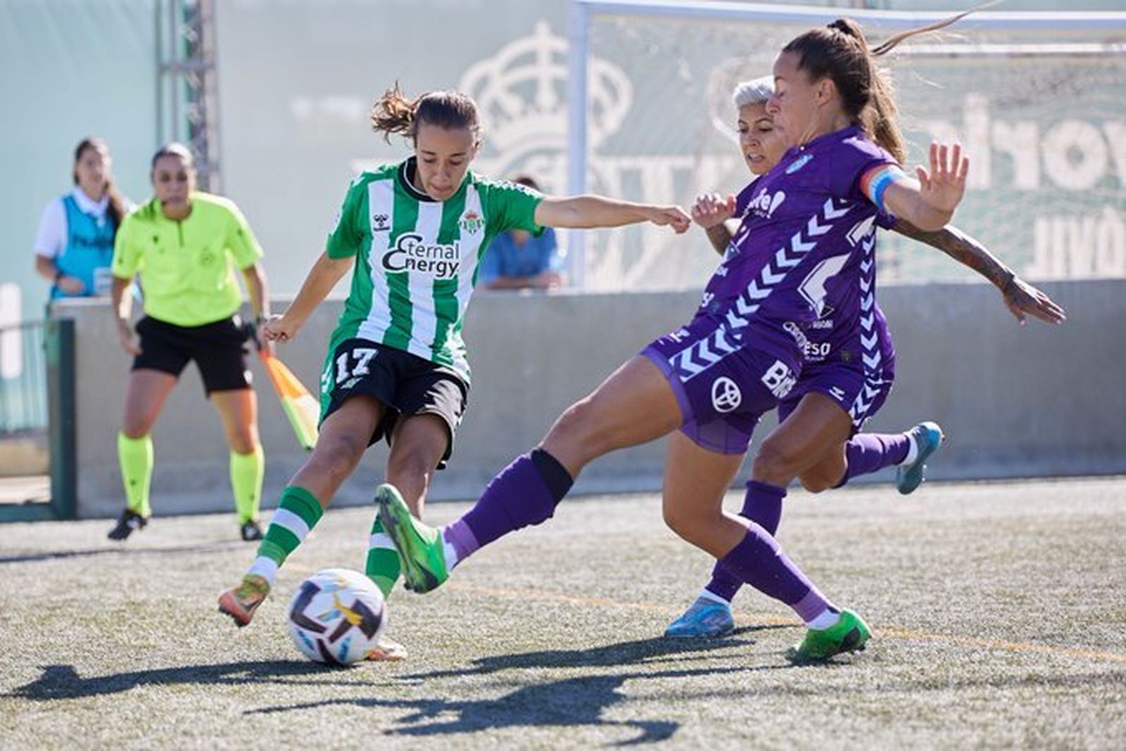 La bética Rosa Márquez intenta un centro ante dos rivales del Granadilla.