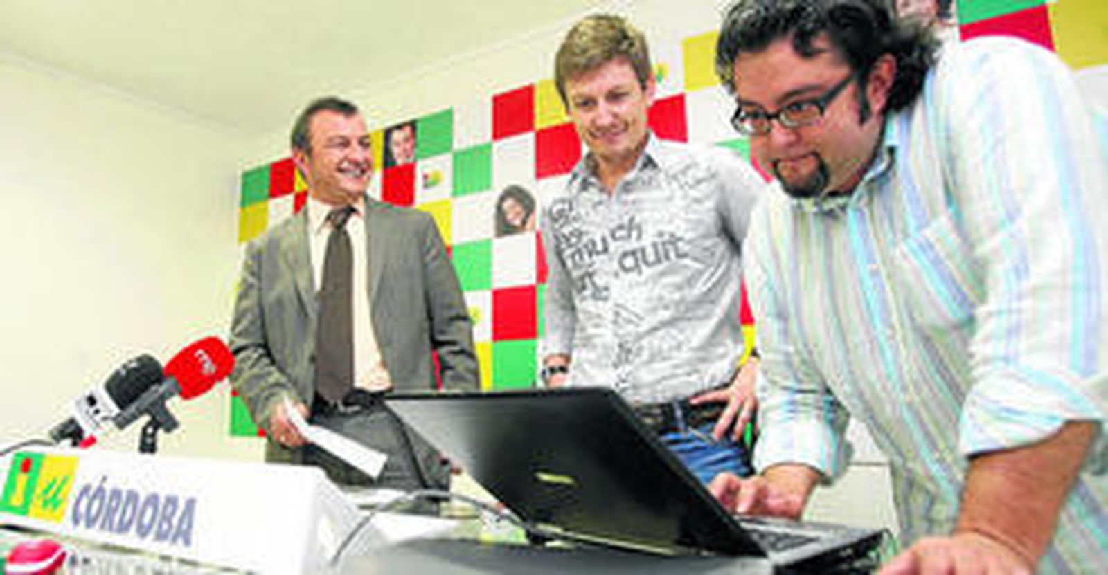 Francisco Tejada, ayer, con integrantes del equipo de campaña.