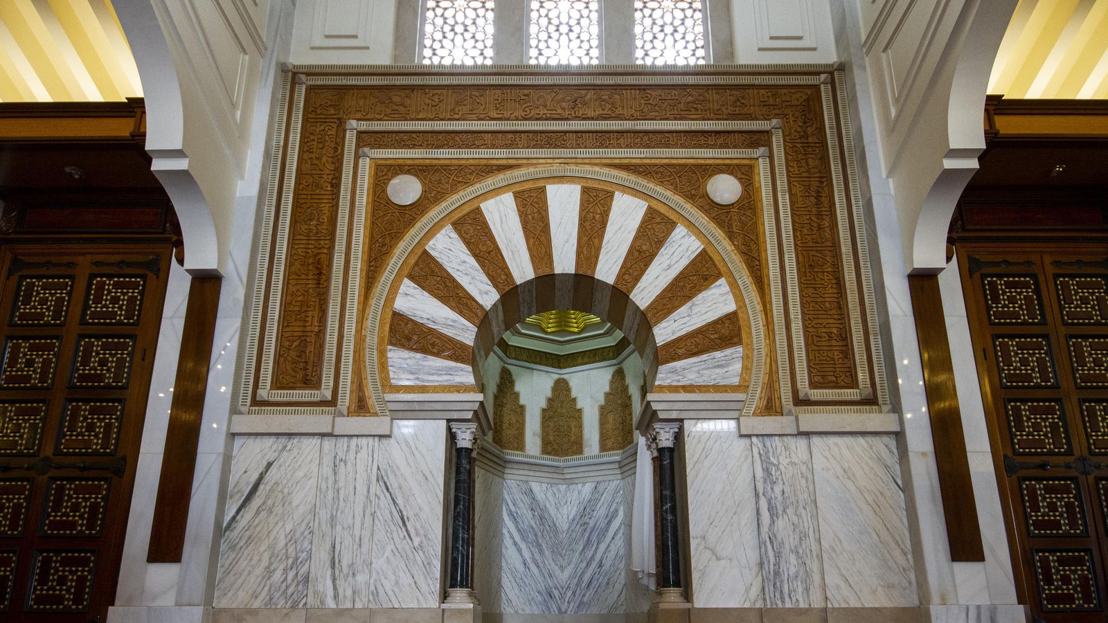 La majestuosa mezquita permanece vacía estos días.