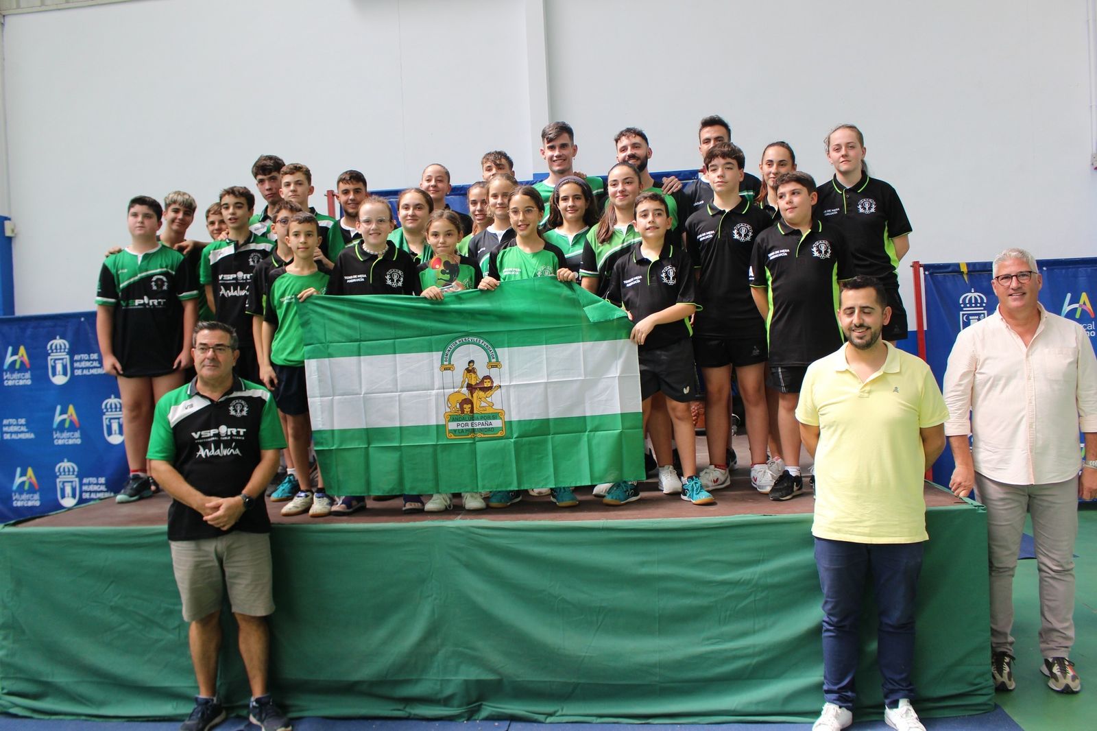 Los integrantes de la selección andaluza subidos al podio después de ganar la competición.