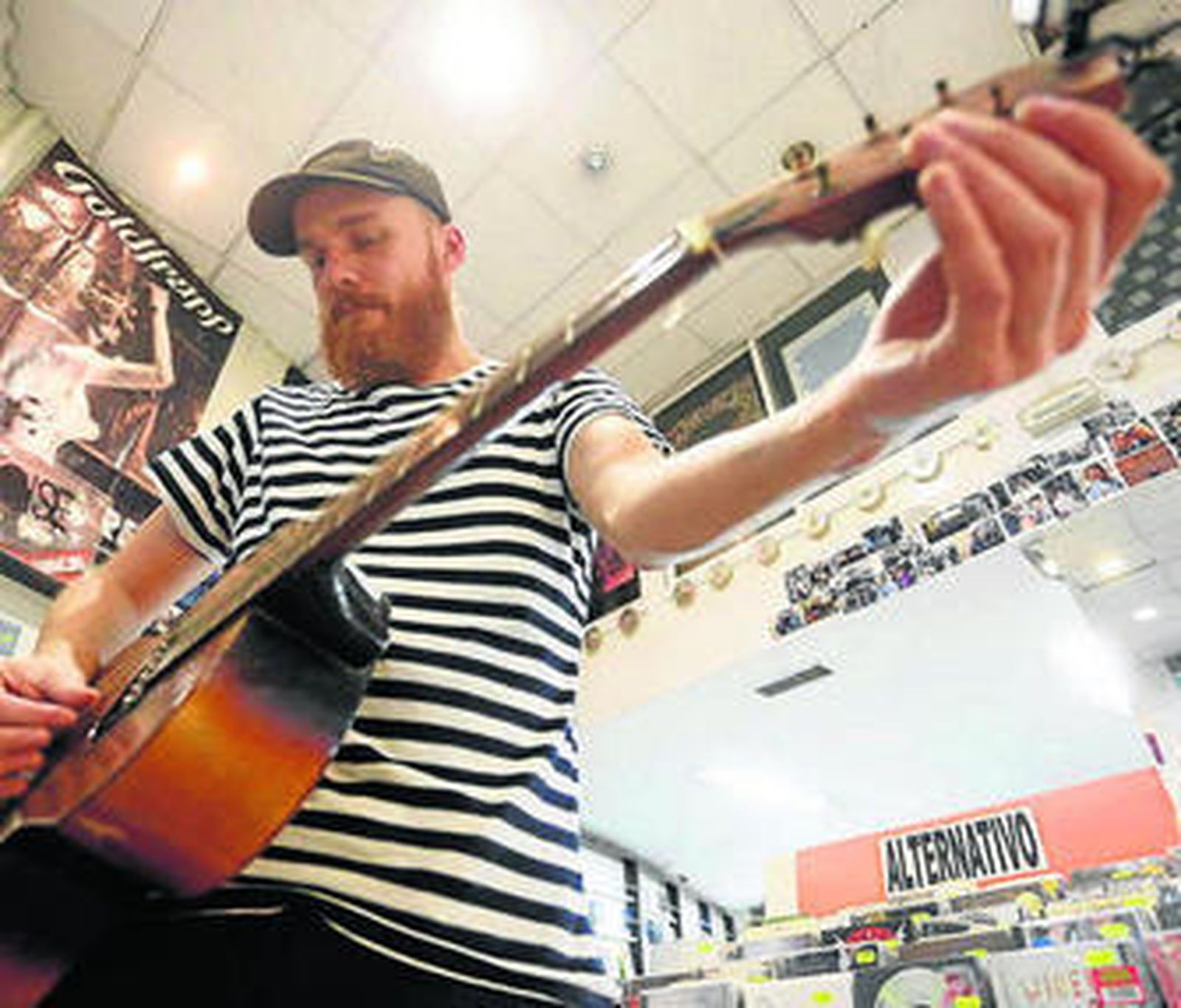 Manuel García, el cantante de Fellows, ayer, en discos Candilejas.