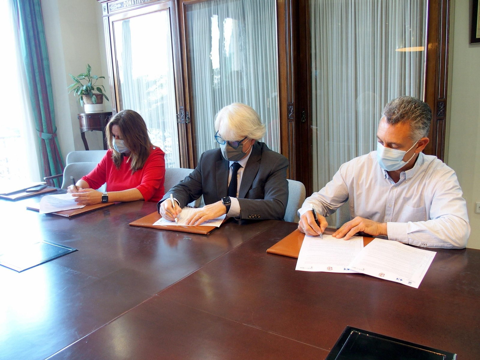 Firma del convenio de colaboración para garantizar la viabilidad del Aula del Mar. Firma del convenio de colaboración para garantizar la viabilidad del Aula del Mar.