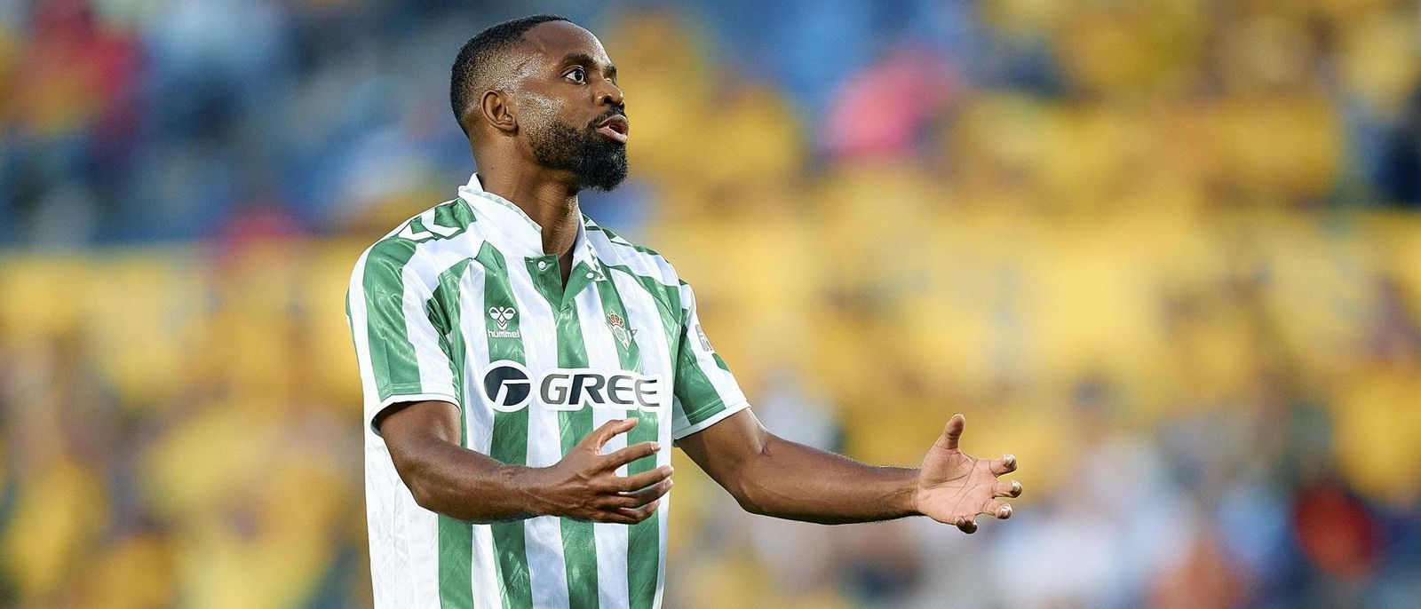 Bakambu se lamenta del tiro que estrelló en el poste.