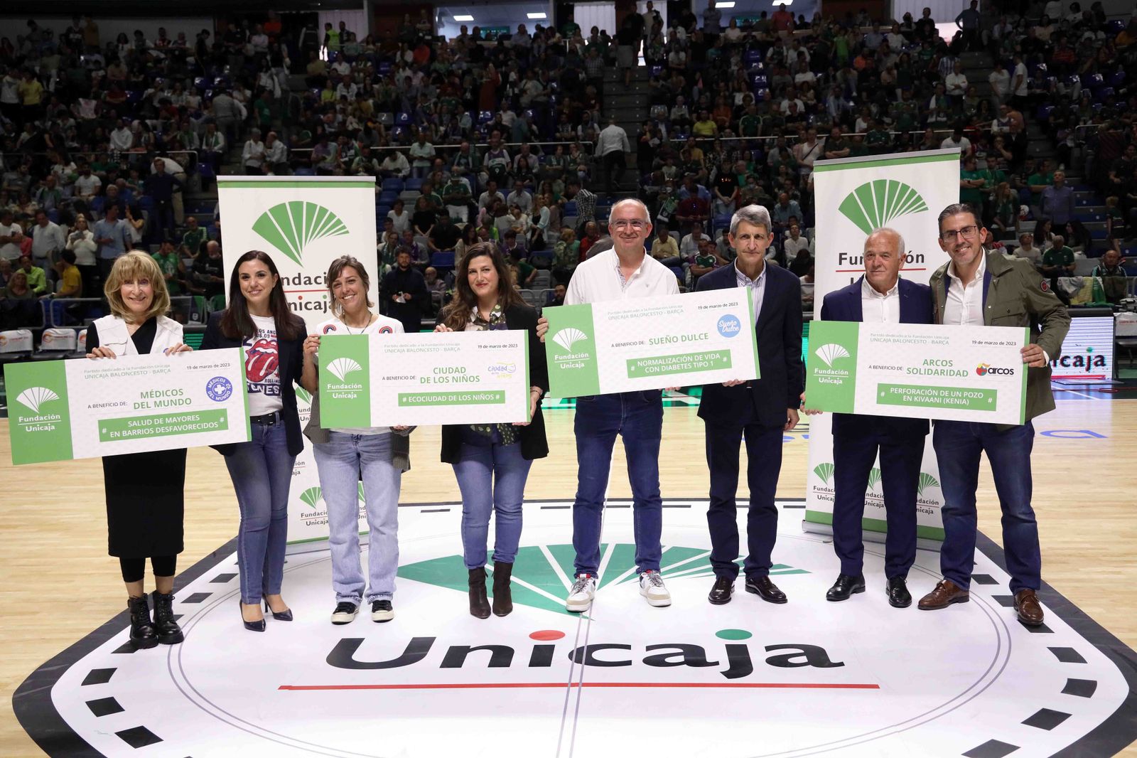 Fundación Unicaja entrega cheques solidarios a cuatro asociaciones durante el partido entre el Unicaja y el Barça