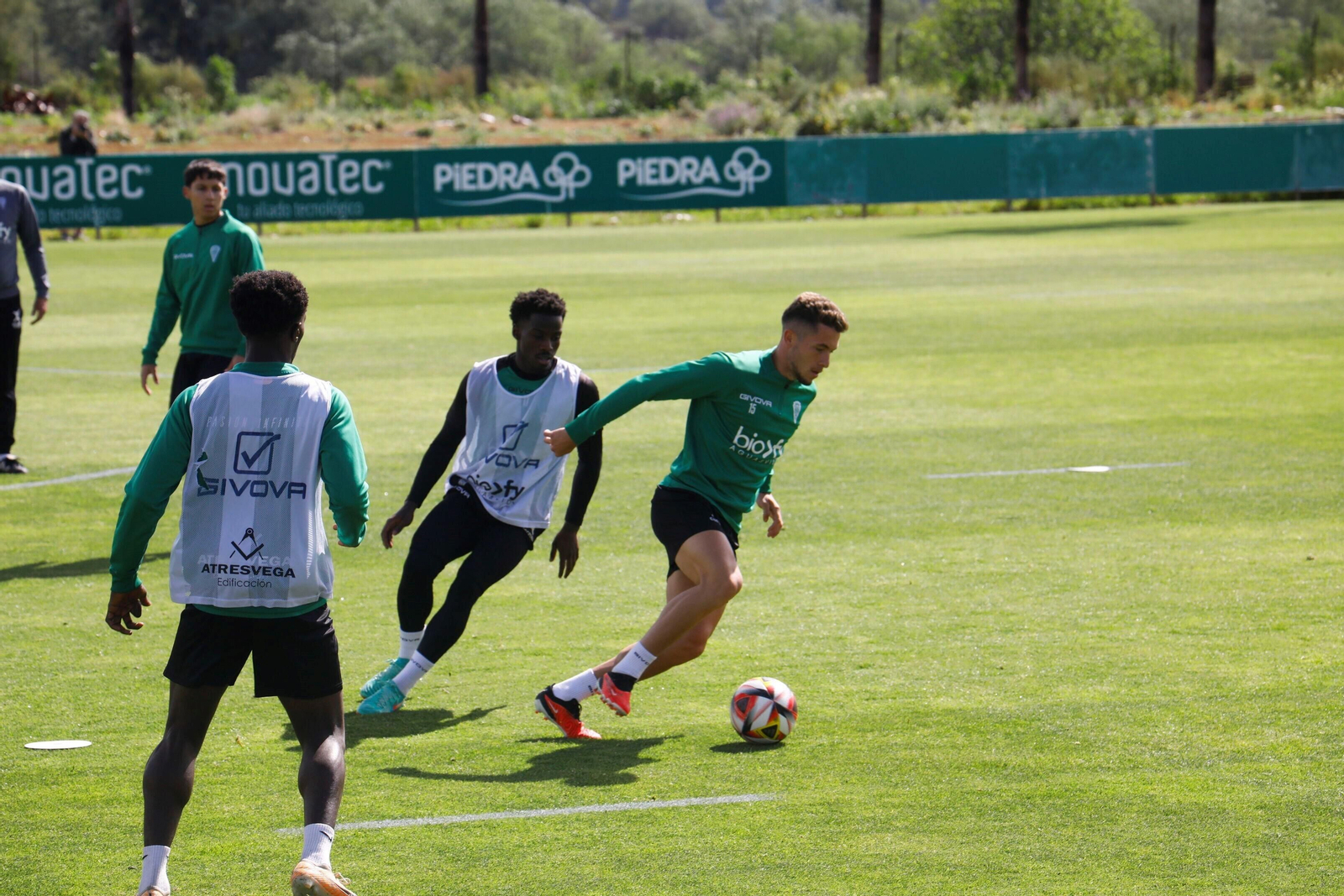Las mejores fotos de un entrenamiento del Córdoba CF con notable presencia de su afición
