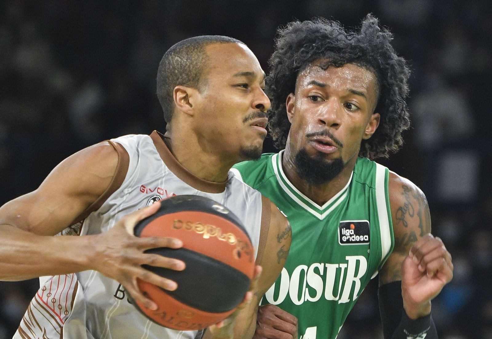 Shannon Evans trata de frenar la progresión de Renfroe.