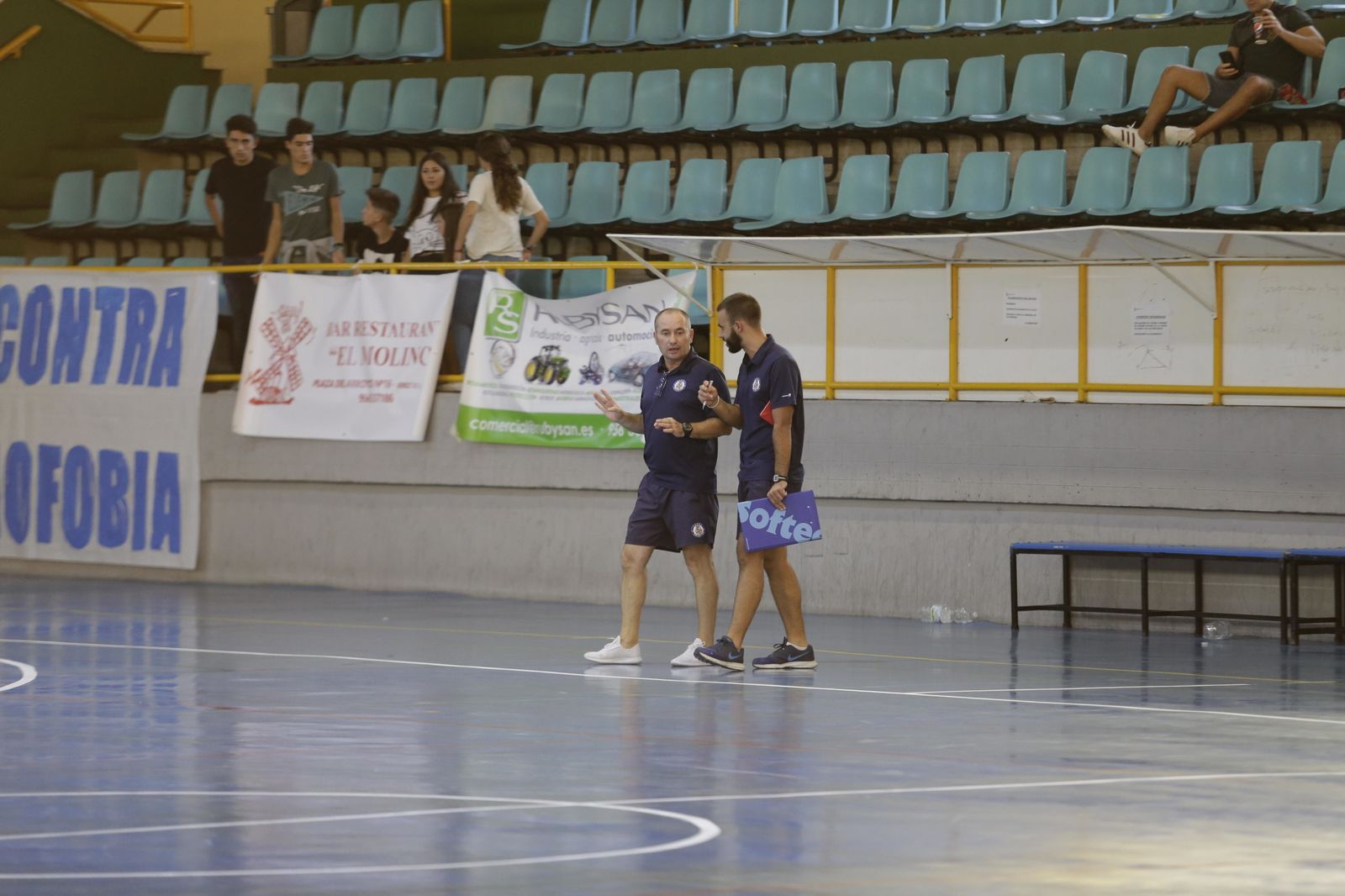 Juan Carlos Gálvez charla con un auxiliar en el Ruiz-Mateos.