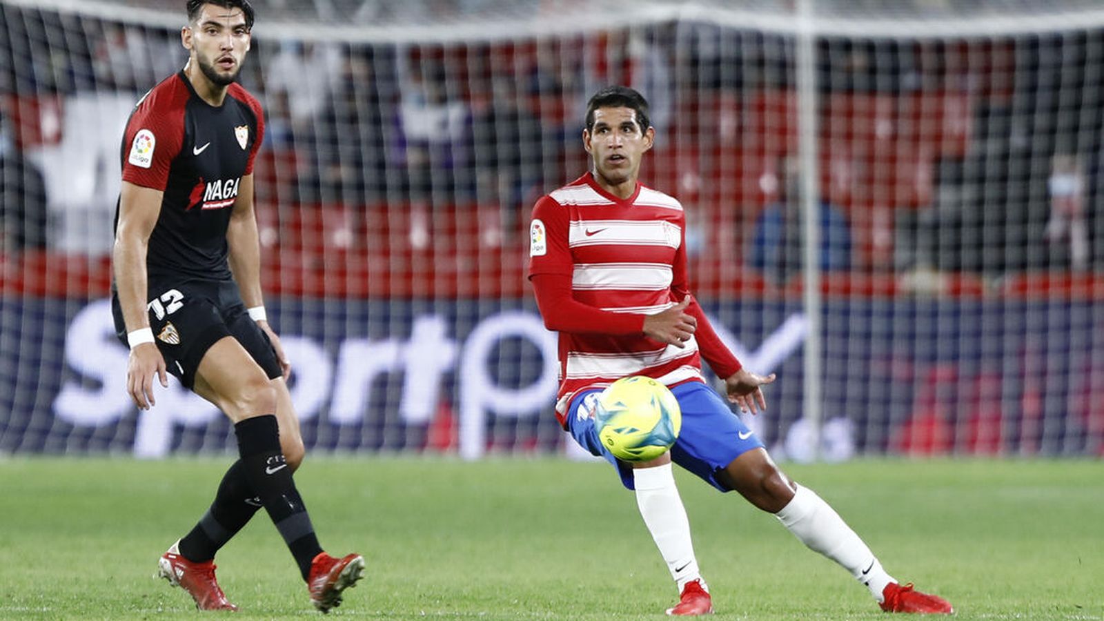 El delantero murciano Rafa Mir, ante el central Abram.