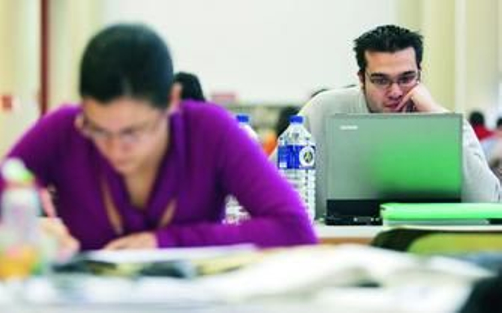 Dos alumnos estudian empleando sus ordenadores.