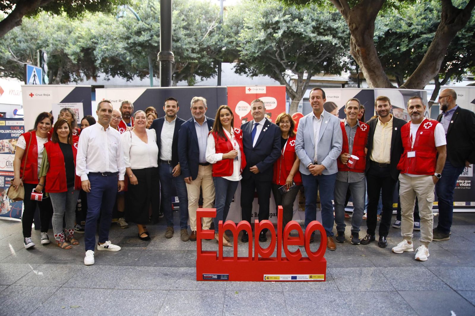 Antonio Alastrué y Francisco Vicente, presidente y coordinador provincial de Cruz Roja, junto a cargos institucionales en el Día de la Banderita.
