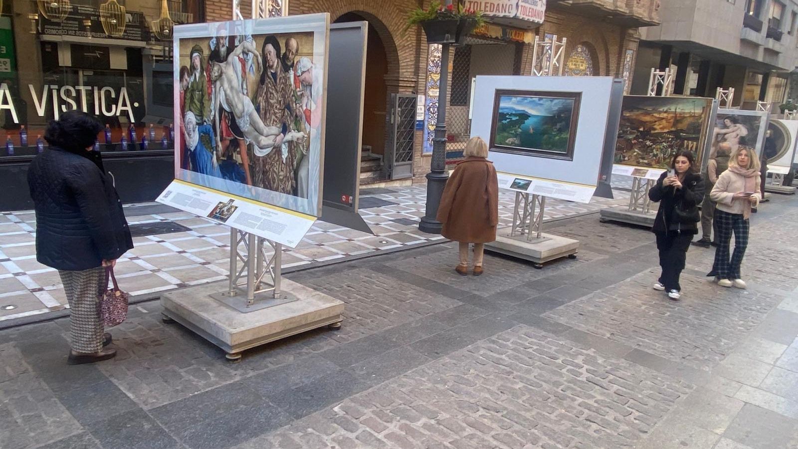 Jiennenses y visitantes se paran a contemplar las numerosas obras que recoge la muestra itinerante. Jiennenses y visitantes se paran a contemplar las numerosas obras que recoge la muestra itinerante.