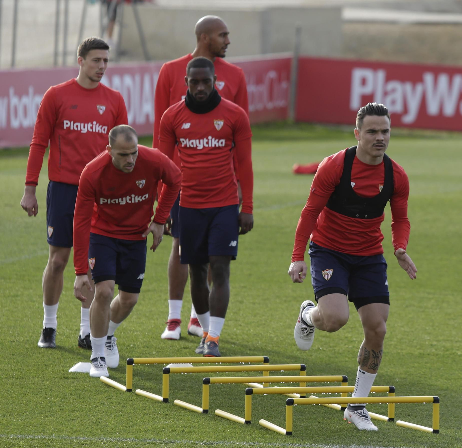 Roque Mesa y Sandro inician una serie de ejercicios físicos ante los galos Carole, Lenglet y N'Zonzi.