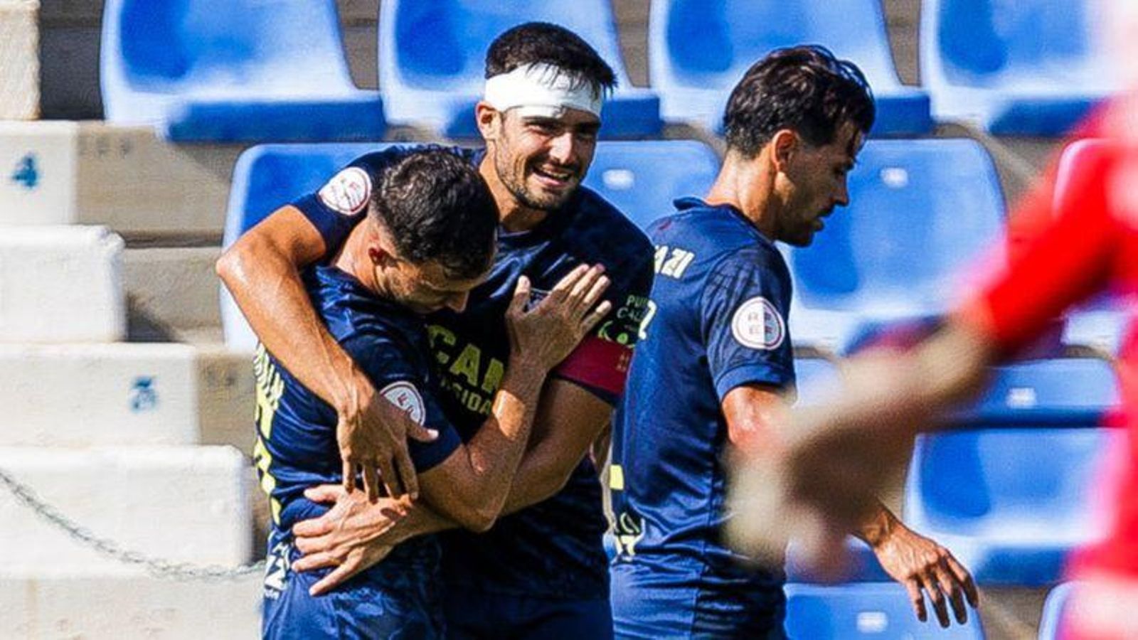 Los jugadores del UCAM celebran el gol en propia puerta de Dorado.