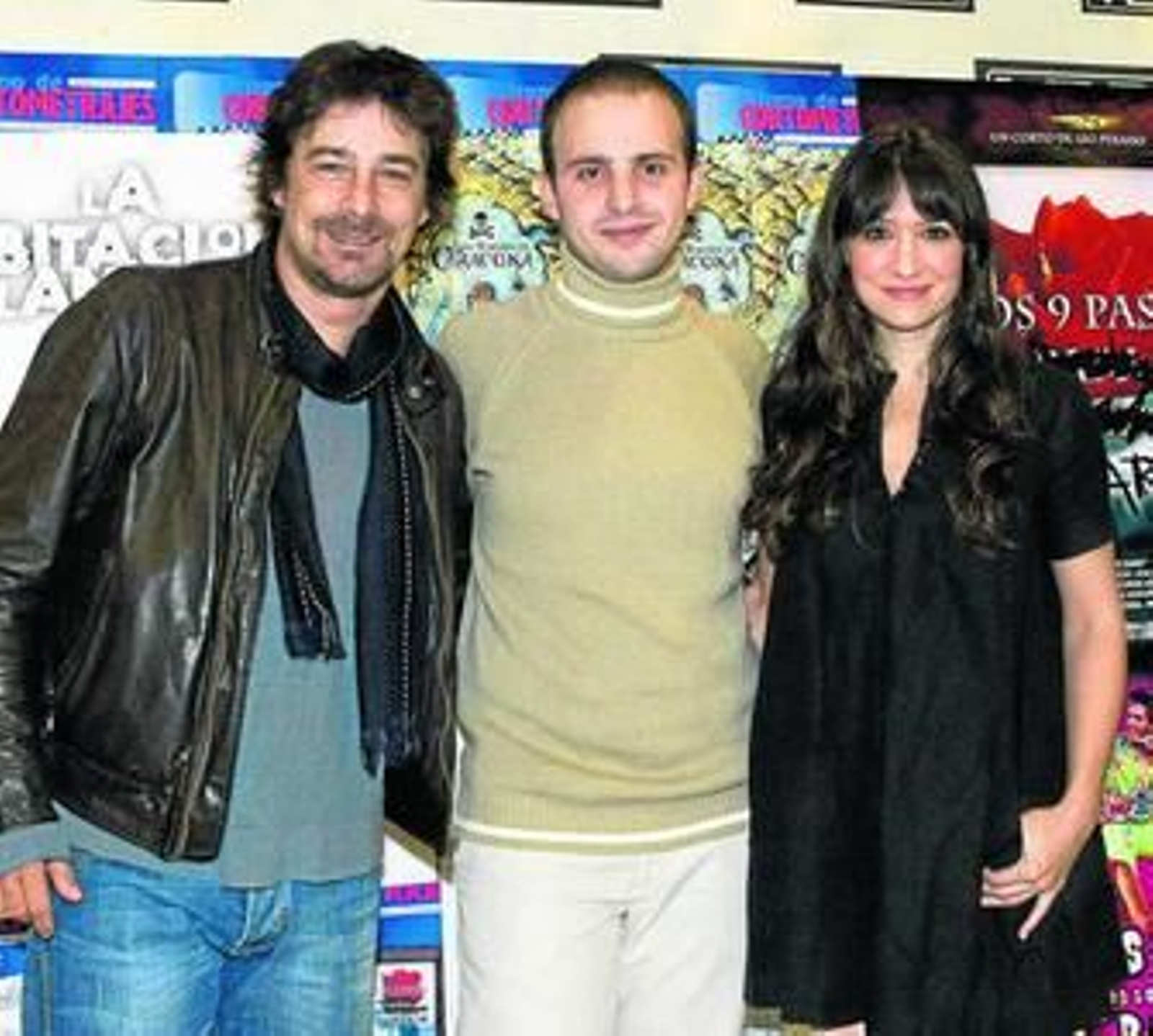 Luis Melgar posa entre Roberto Dragó y María Botto, protagonistas de su corto.