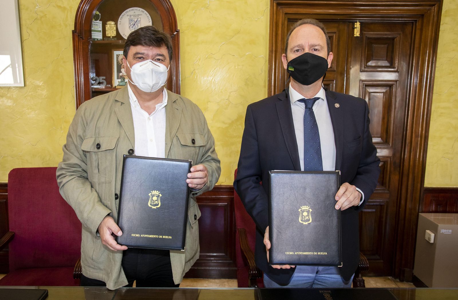 El alcalde de Huelva, Gabriel Cruz, y el rector de la UNIA, José Ignacio García Pérez, durante la firma del convenio.