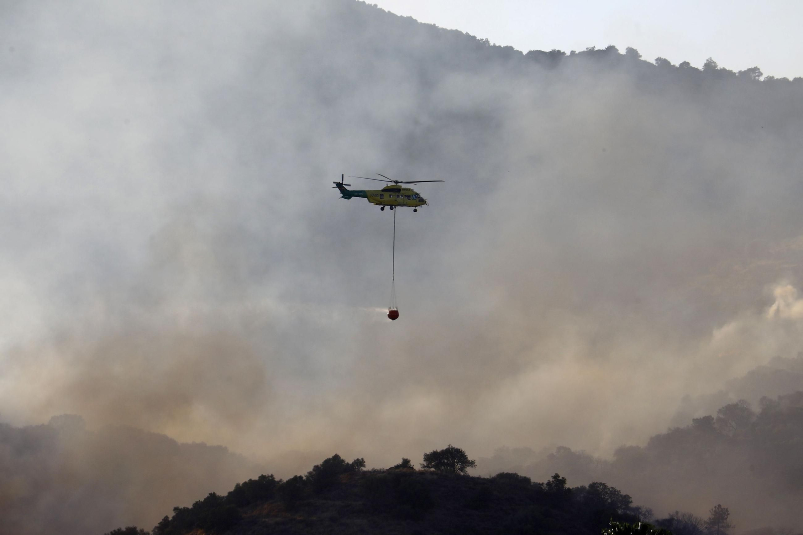 Un helicóptero del Infoca actúa contra las llamas