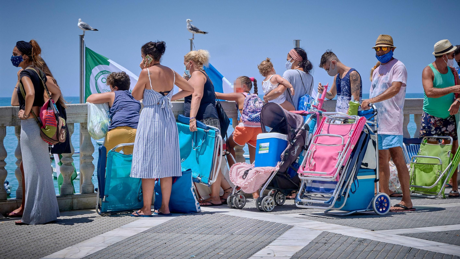 Imágenes inéditas en La Caleta con colas para entrar al completarse el aforo