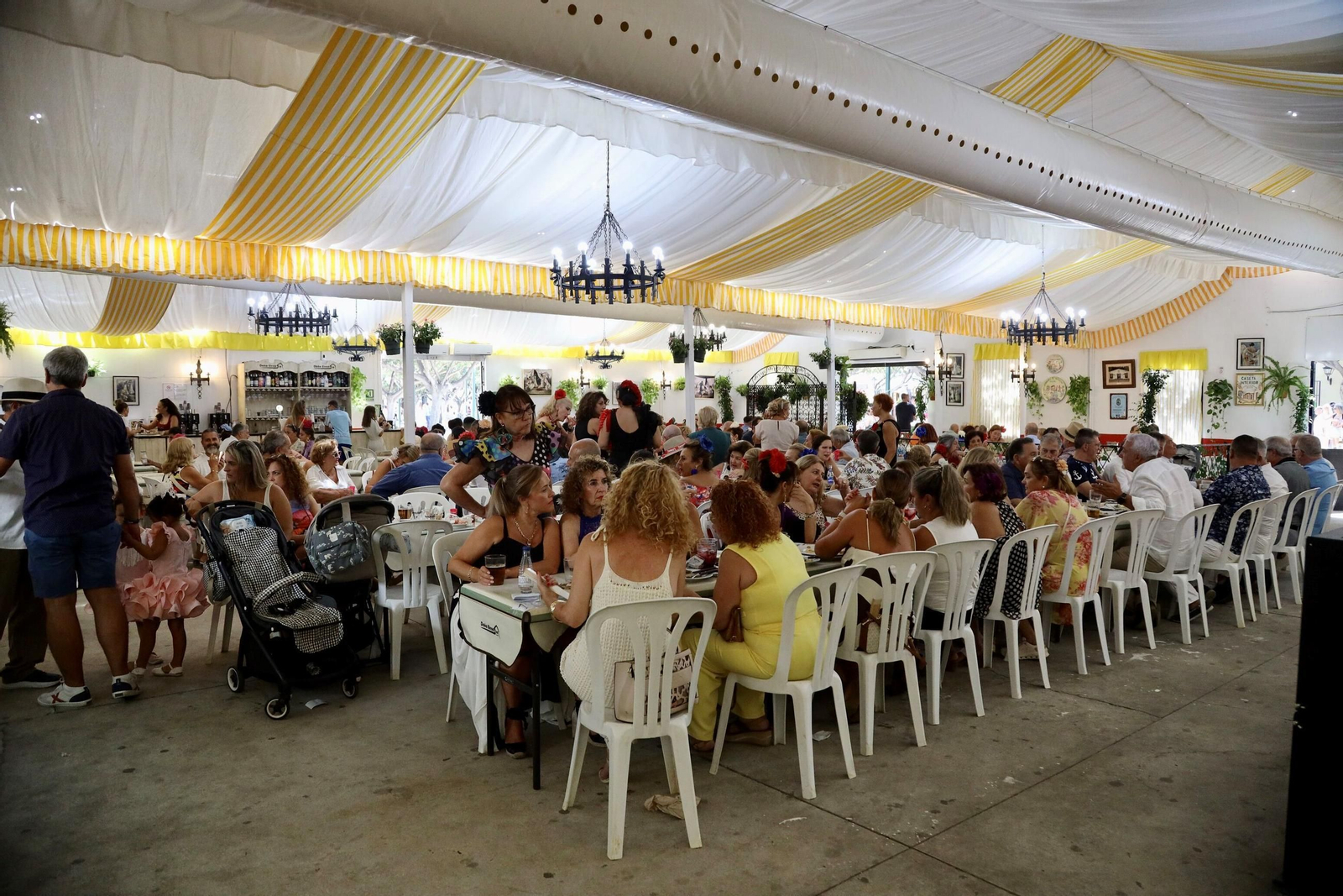El ambiente festivo en el Real de la Feria de Málaga de este miércoles, en imágenes