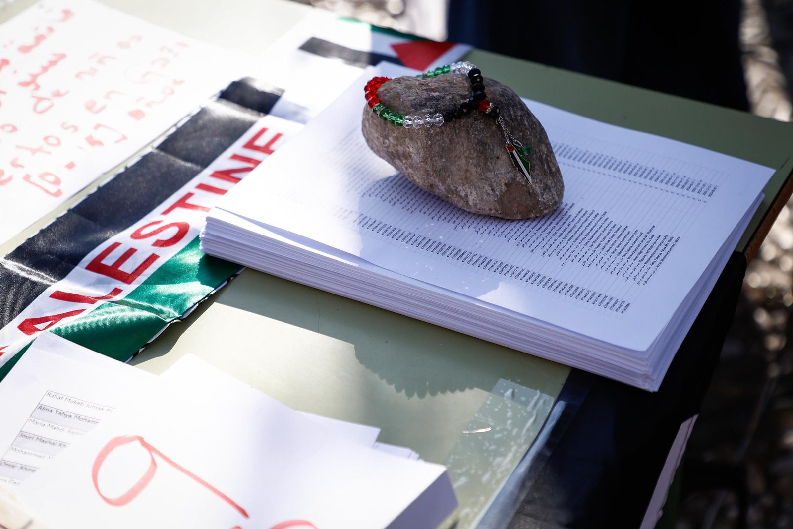 Lágrimas frente a la Alhambra, en imágenes: así se han leído en Granada los nombres de los niños muertos en Gaza