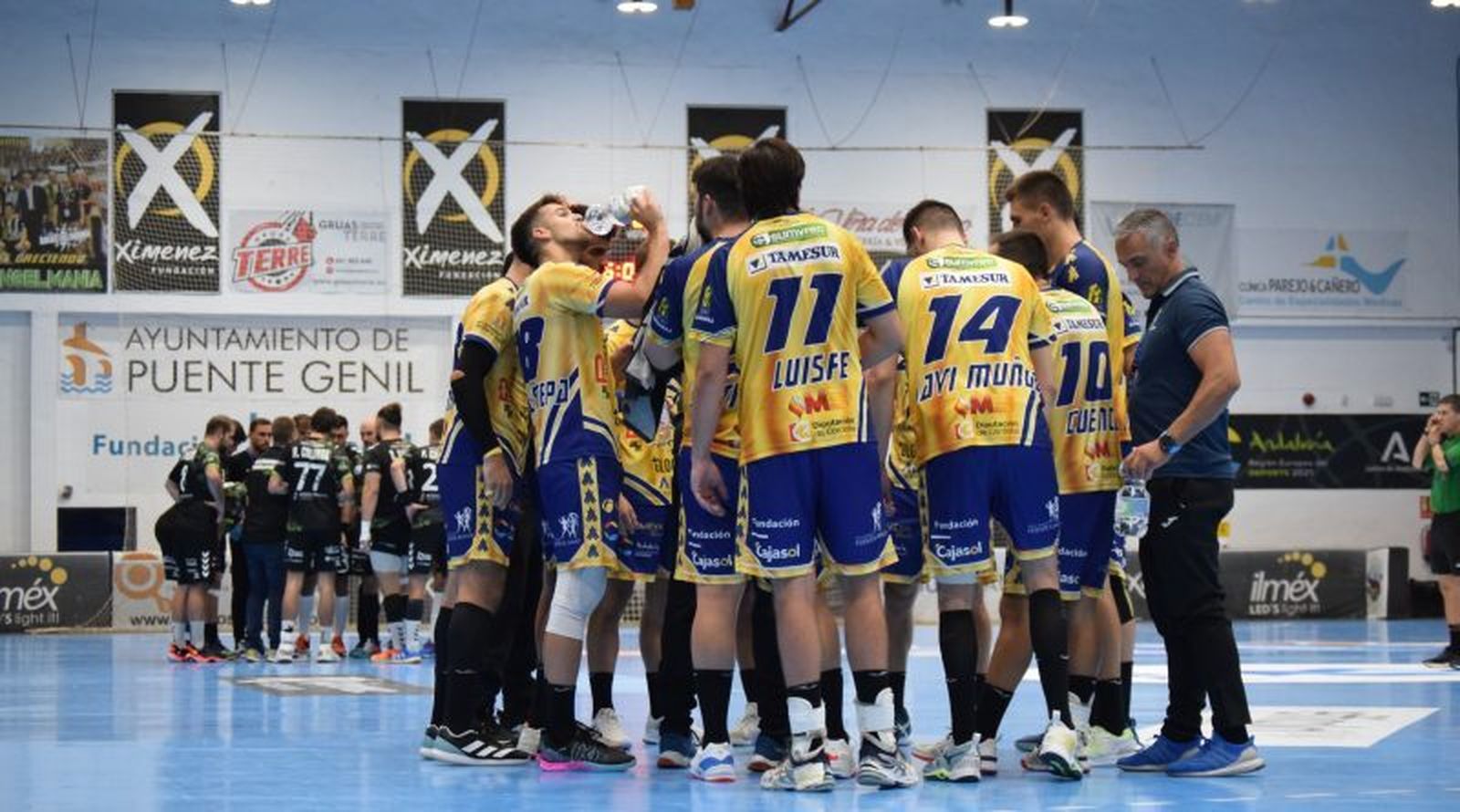 Los jugadores del Ángel Ximénez escuchan las indicaciones de su cuerpo técnico durante un partido.