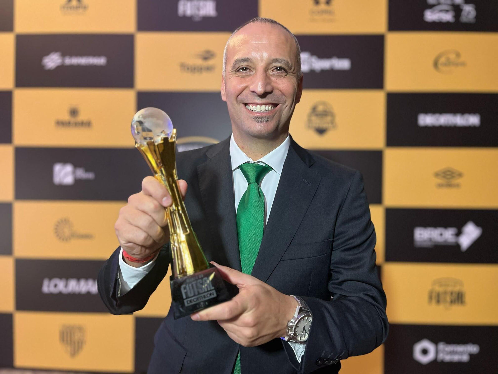 Antonio Vadillo, con el trofeo de mejor entrenador del mundo que le concedió la revista Mundo do Futsal.